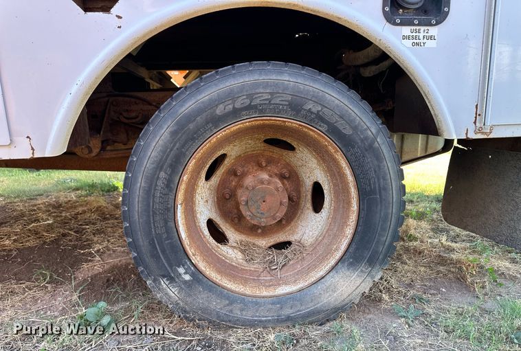 image for item ER8093 2004 Ford F550 Super Duty bucket truck