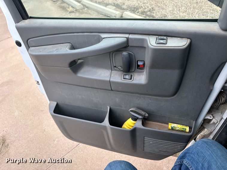 image for item ER8534 2004 Chevrolet Express 3500 van