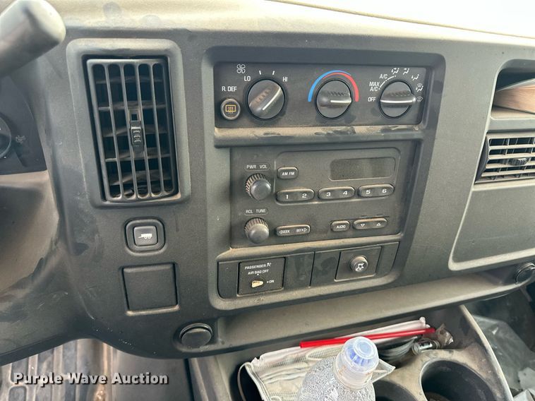 image for item ER8534 2004 Chevrolet Express 3500 van