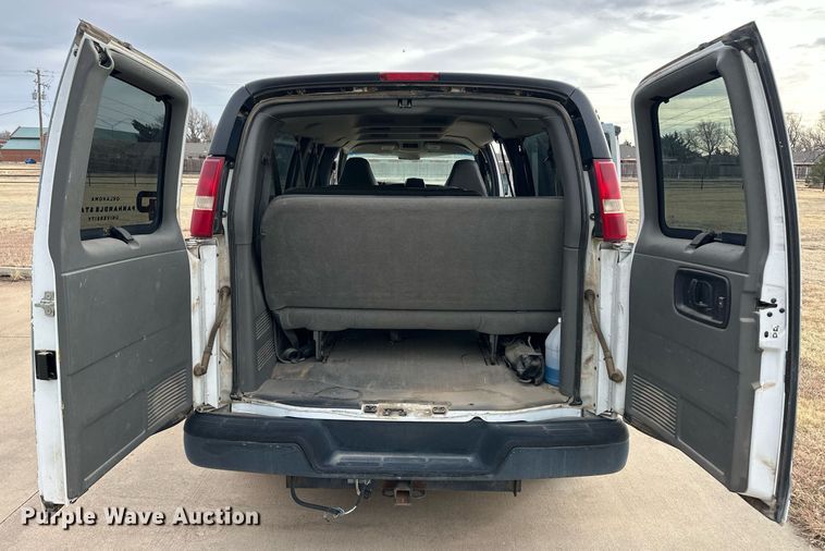 image for item ER8534 2004 Chevrolet Express 3500 van