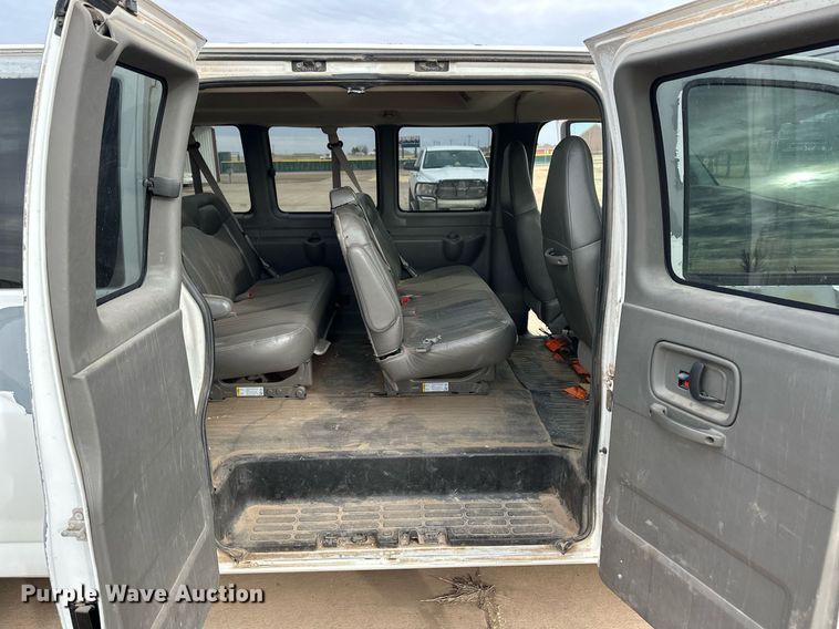 image for item ER8534 2004 Chevrolet Express 3500 van