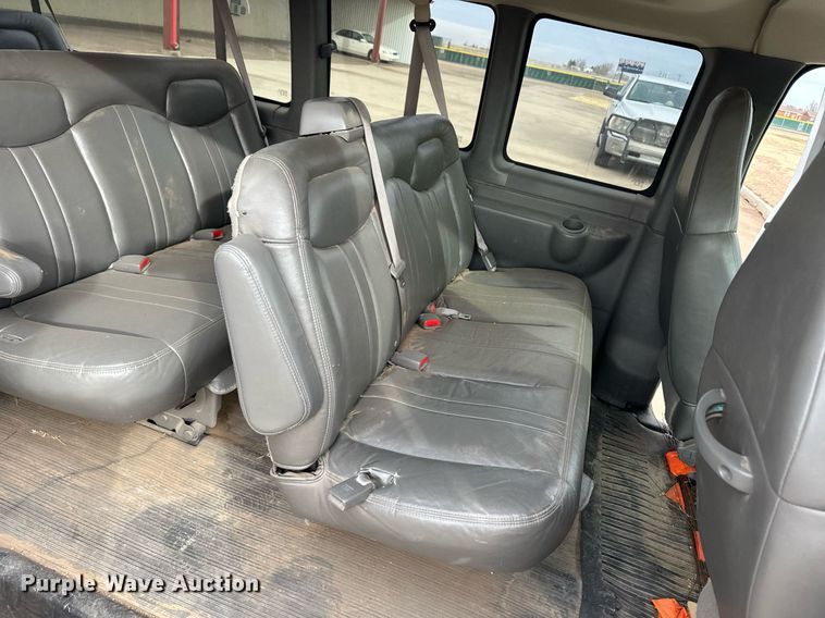 image for item ER8534 2004 Chevrolet Express 3500 van