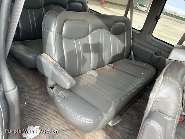 image for item ER8534 2004 Chevrolet Express 3500 van