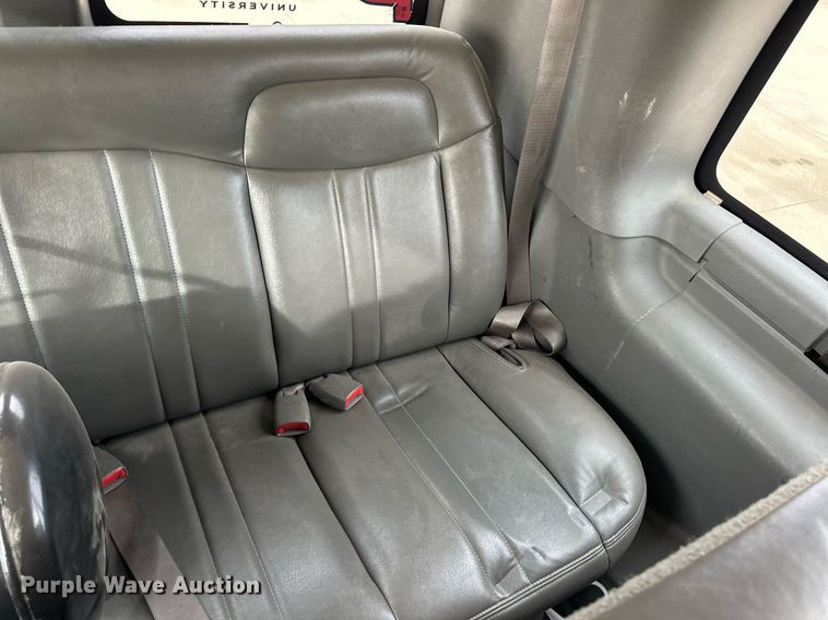 image for item ER8534 2004 Chevrolet Express 3500 van