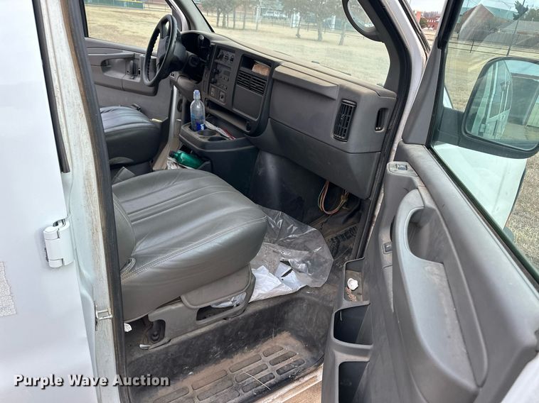 image for item ER8534 2004 Chevrolet Express 3500 van