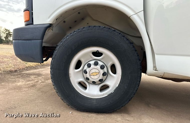 image for item ER8534 2004 Chevrolet Express 3500 van