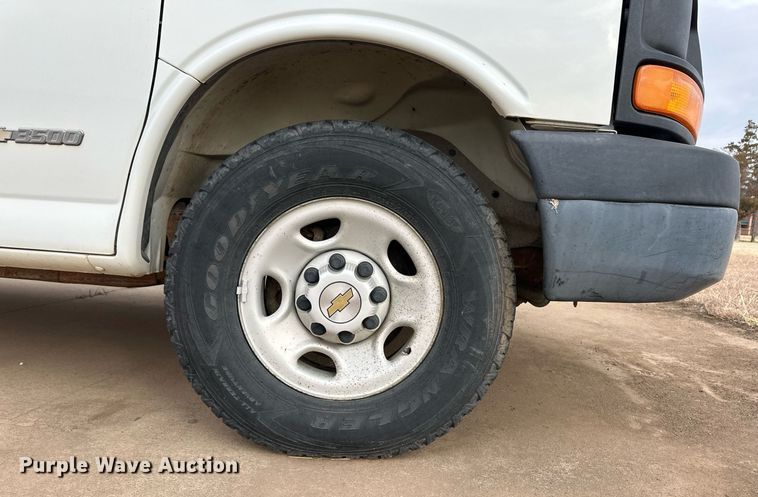 image for item ER8534 2004 Chevrolet Express 3500 van
