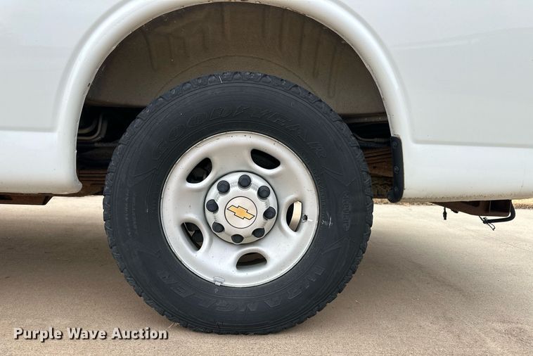 image for item ER8534 2004 Chevrolet Express 3500 van