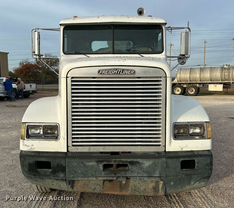image for item NQ9123 1995 Freightliner semi truck