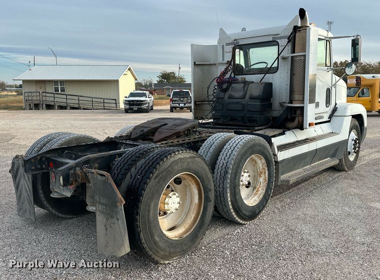 image for item NQ9123 1995 Freightliner semi truck