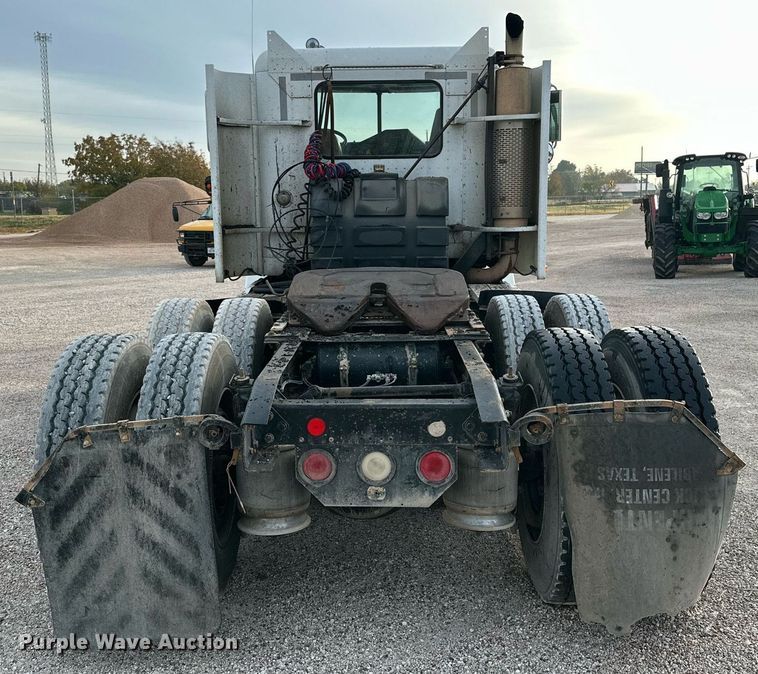 image for item NQ9123 1995 Freightliner semi truck