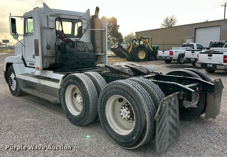 image for item NQ9123 1995 Freightliner semi truck