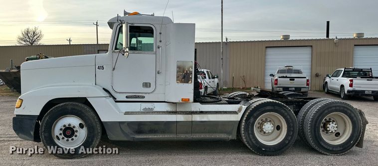 image for item NQ9123 1995 Freightliner semi truck