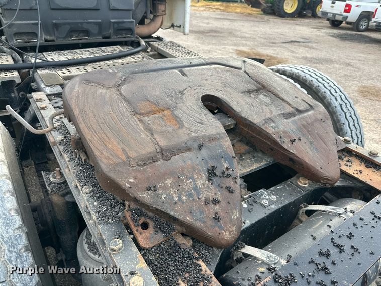 image for item NQ9123 1995 Freightliner semi truck