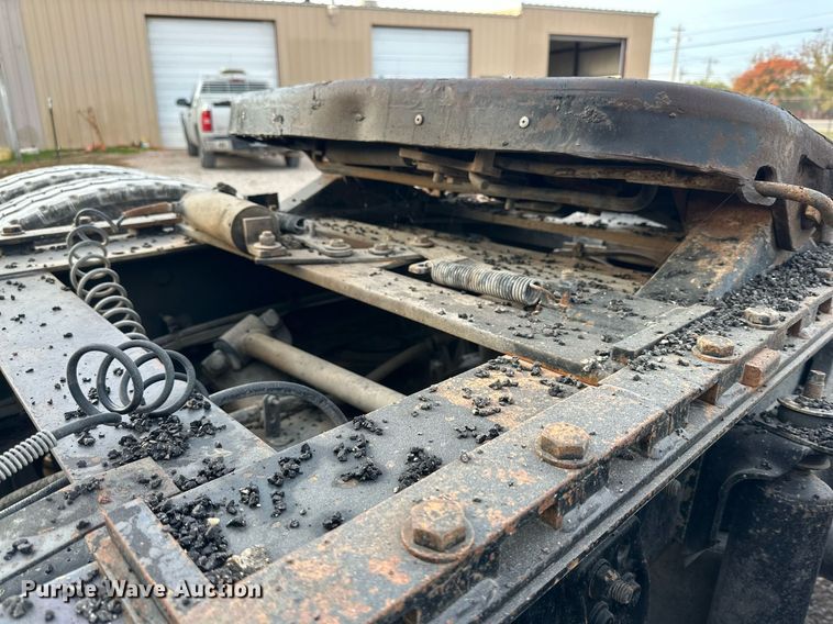 image for item NQ9123 1995 Freightliner semi truck