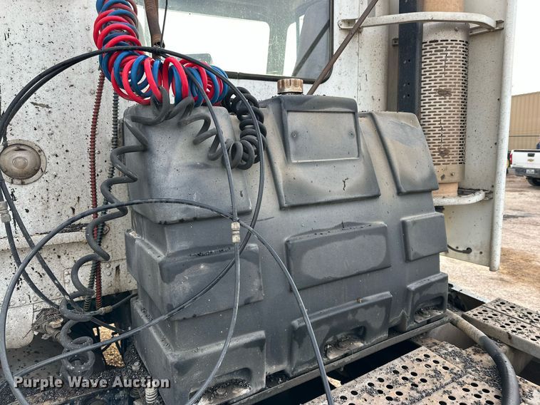 image for item NQ9123 1995 Freightliner semi truck