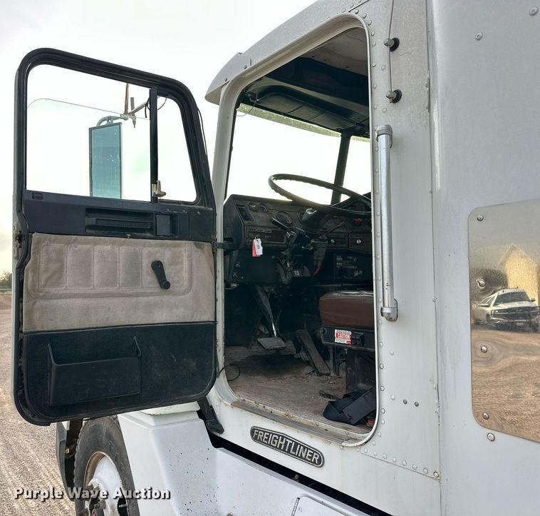 image for item NQ9123 1995 Freightliner semi truck