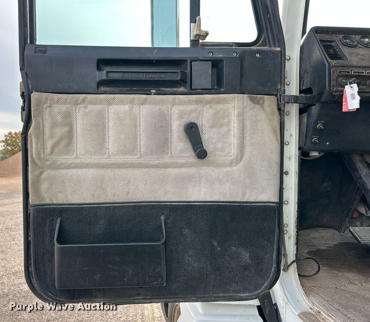 image for item NQ9123 1995 Freightliner semi truck