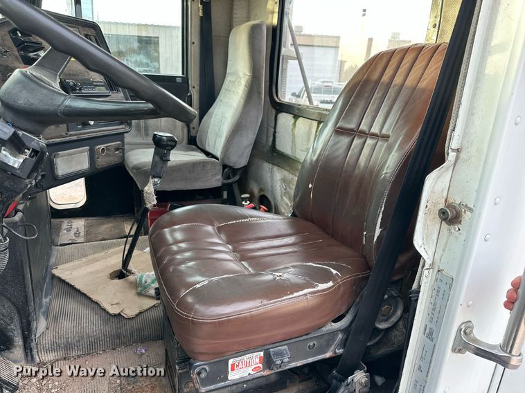 image for item NQ9123 1995 Freightliner semi truck