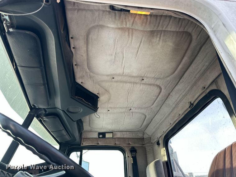 image for item NQ9123 1995 Freightliner semi truck