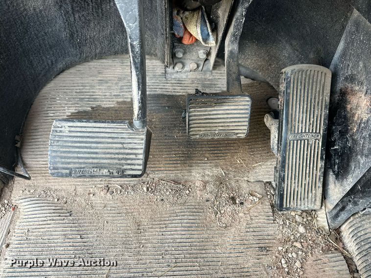 image for item NQ9123 1995 Freightliner semi truck