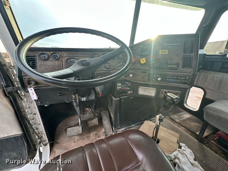 image for item NQ9123 1995 Freightliner semi truck