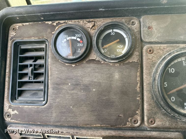 image for item NQ9123 1995 Freightliner semi truck