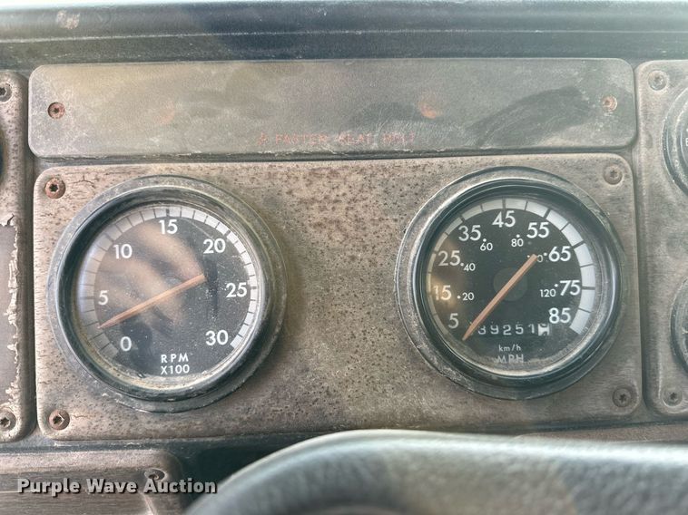 image for item NQ9123 1995 Freightliner semi truck