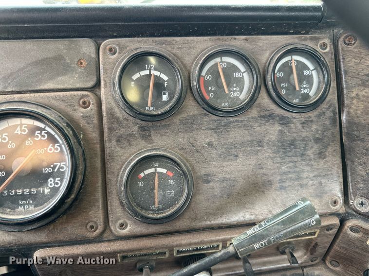 image for item NQ9123 1995 Freightliner semi truck