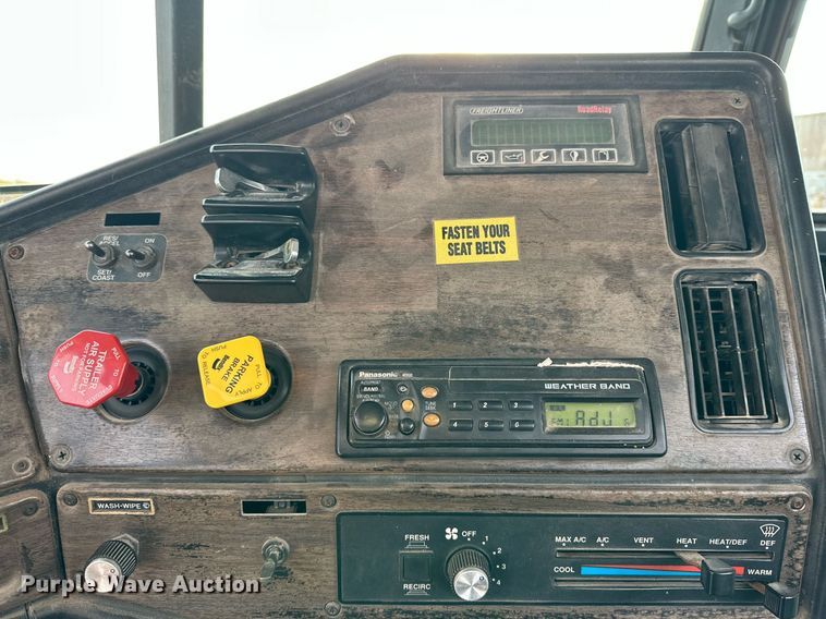 image for item NQ9123 1995 Freightliner semi truck