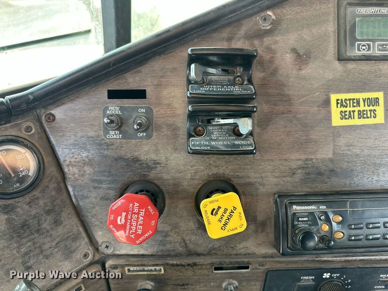 image for item NQ9123 1995 Freightliner semi truck