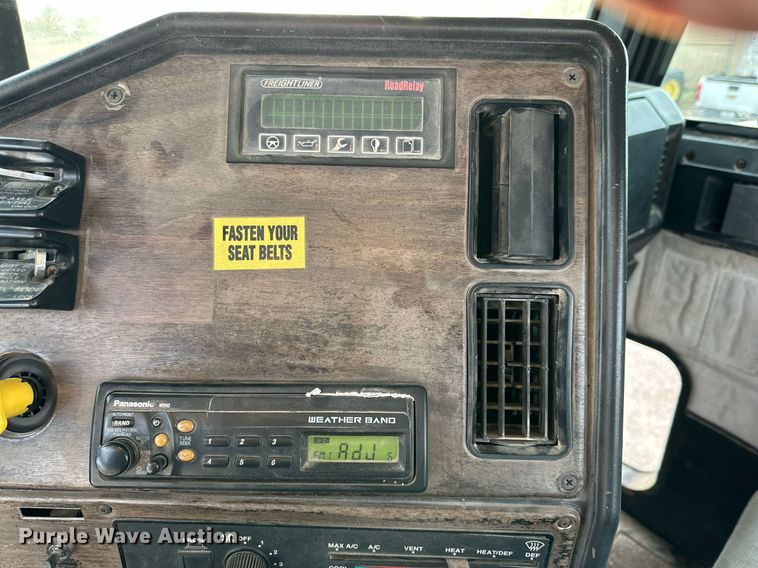 image for item NQ9123 1995 Freightliner semi truck