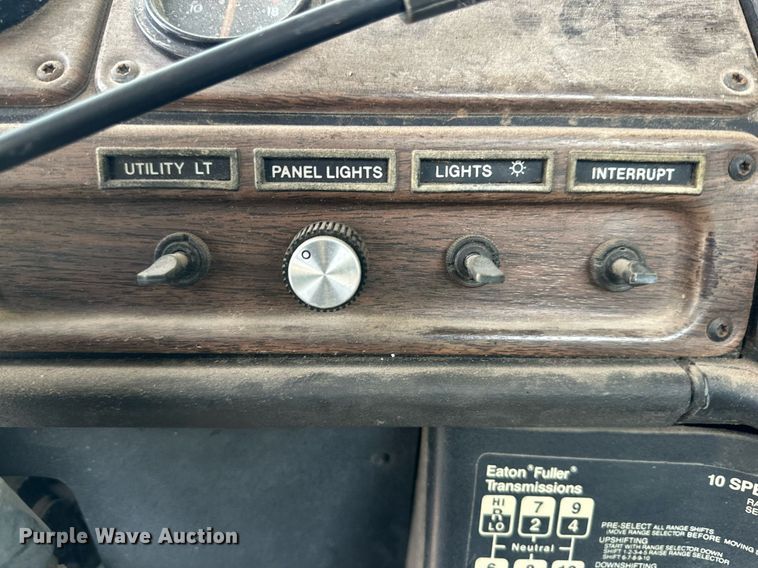 image for item NQ9123 1995 Freightliner semi truck