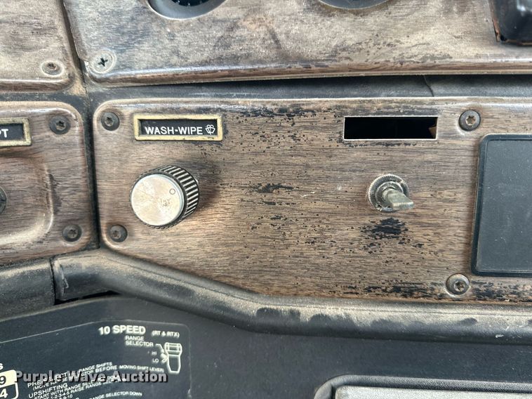 image for item NQ9123 1995 Freightliner semi truck