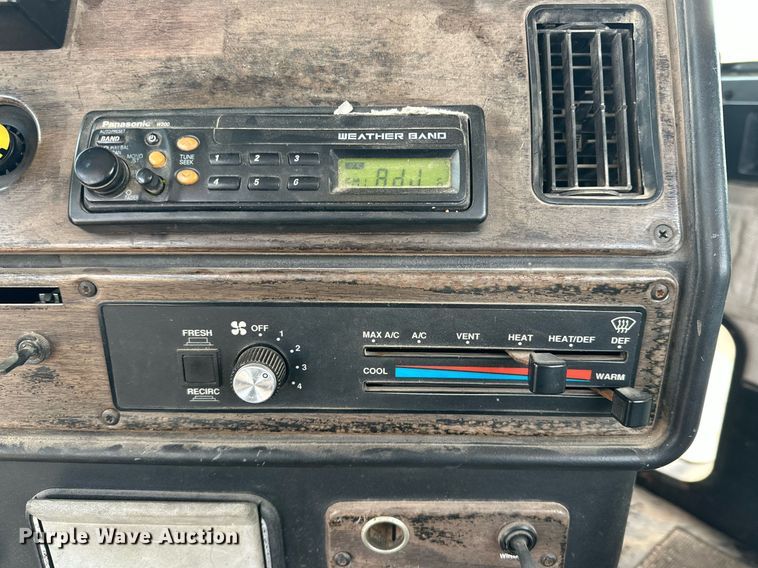 image for item NQ9123 1995 Freightliner semi truck