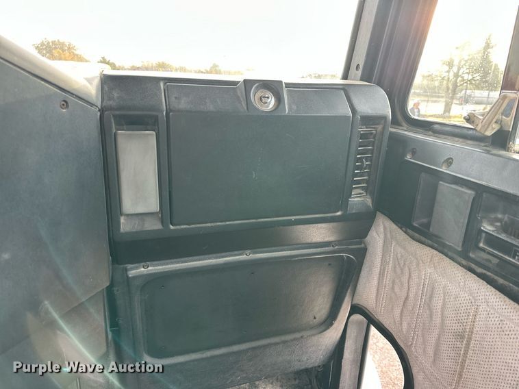 image for item NQ9123 1995 Freightliner semi truck