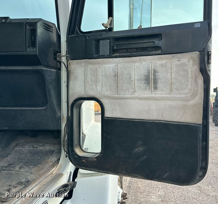 image for item NQ9123 1995 Freightliner semi truck