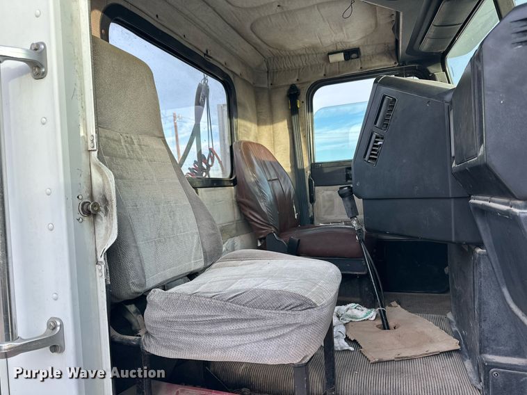 image for item NQ9123 1995 Freightliner semi truck