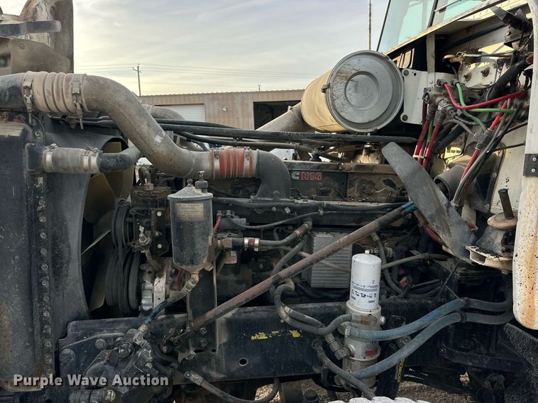 image for item NQ9123 1995 Freightliner semi truck