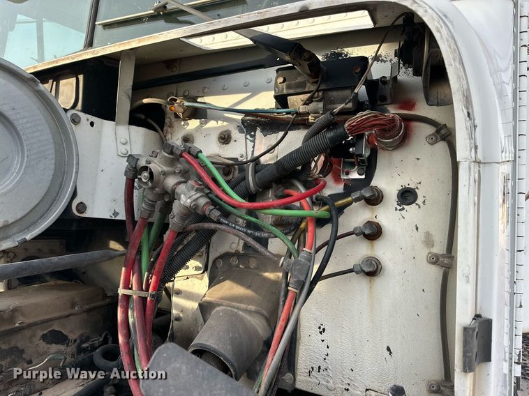 image for item NQ9123 1995 Freightliner semi truck