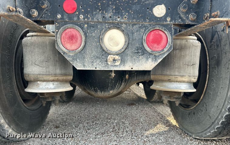 image for item NQ9123 1995 Freightliner semi truck