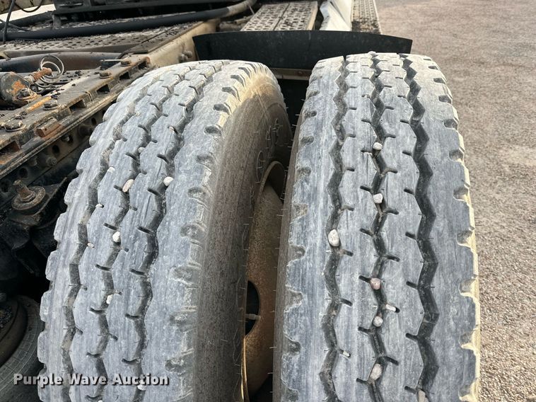 image for item NQ9123 1995 Freightliner semi truck