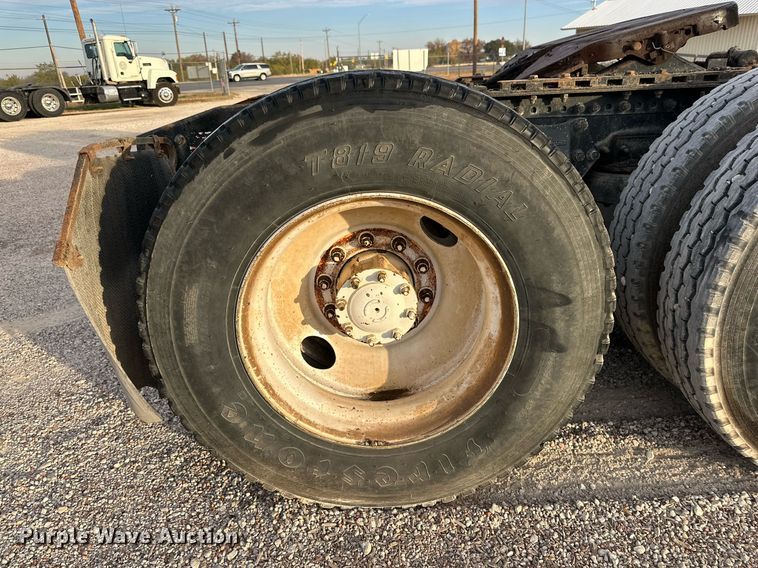 image for item NQ9123 1995 Freightliner semi truck