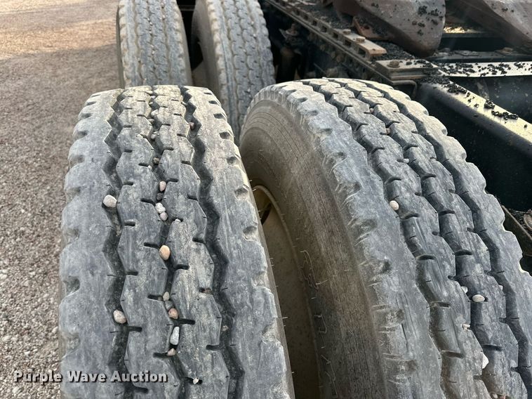 image for item NQ9123 1995 Freightliner semi truck