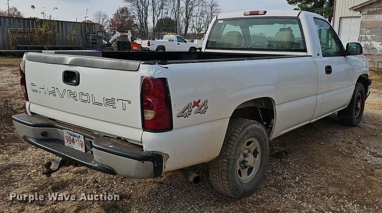 image for item OJ9175 2004 Chevrolet Silverado 1500 pickup truck