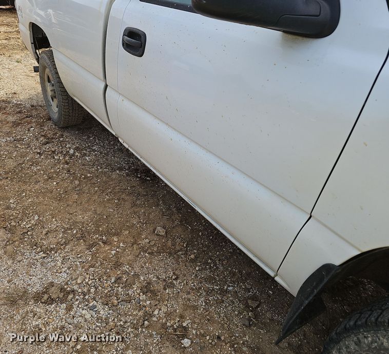 image for item OJ9175 2004 Chevrolet Silverado 1500 pickup truck