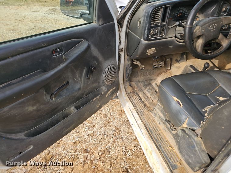 image for item OJ9175 2004 Chevrolet Silverado 1500 pickup truck