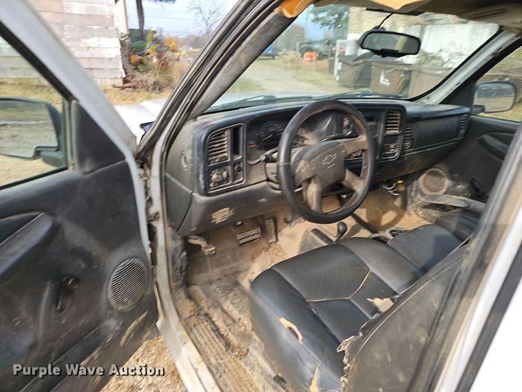 image for item OJ9175 2004 Chevrolet Silverado 1500 pickup truck