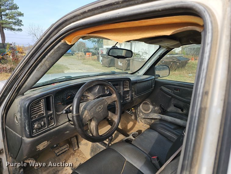 image for item OJ9175 2004 Chevrolet Silverado 1500 pickup truck