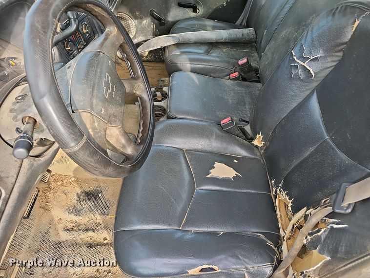 image for item OJ9175 2004 Chevrolet Silverado 1500 pickup truck